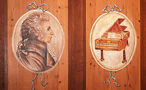Mozart auf Holzvertäfelung